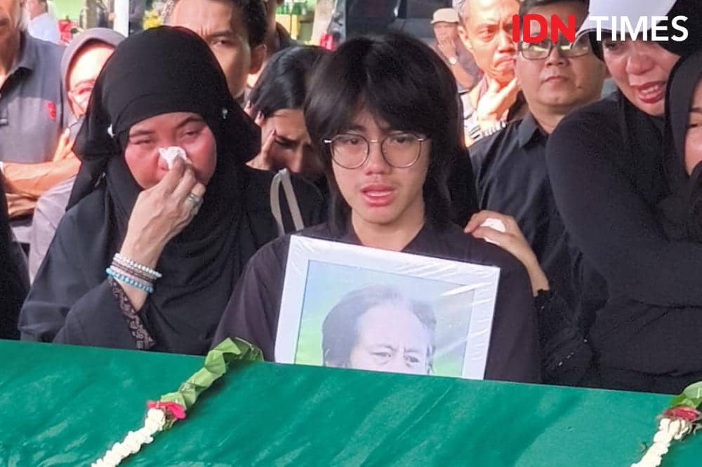 Quentin Stanislavski Kusnandar saat pemakaman Epy Kusnandar di TPU Jeruk Purut, Kamis (4/12/2025)