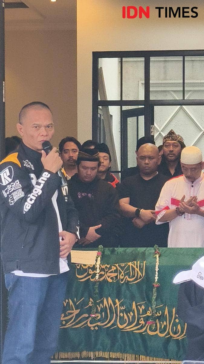 Setelah salat jenazah, Kang Murat alias Denny Firdaus pemain Preman Pensiun turut memberikan kesaksian atas kebaikan Alm. Epy Kusnandar