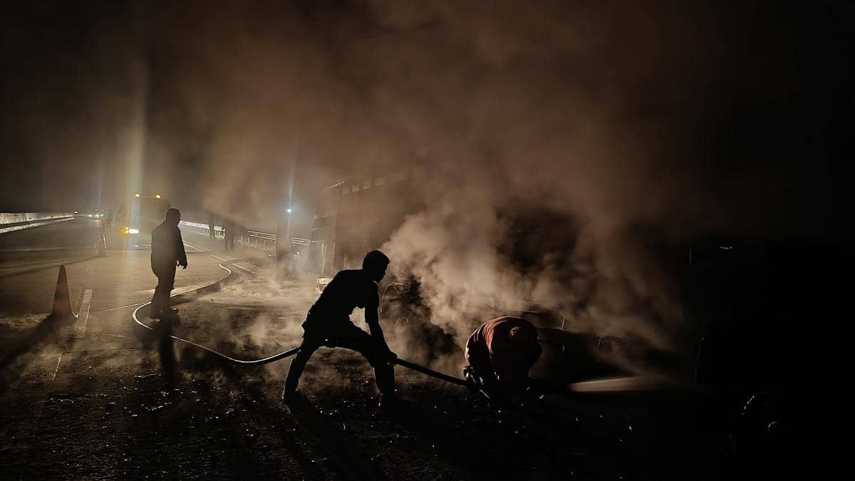 Truk yang terbakar di Tol Bakauheni.