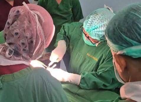 Tim medis Unhas saat lakukan proses operasi ibu hamil korban bencana di Aceh (Dok. Humas Unhas)