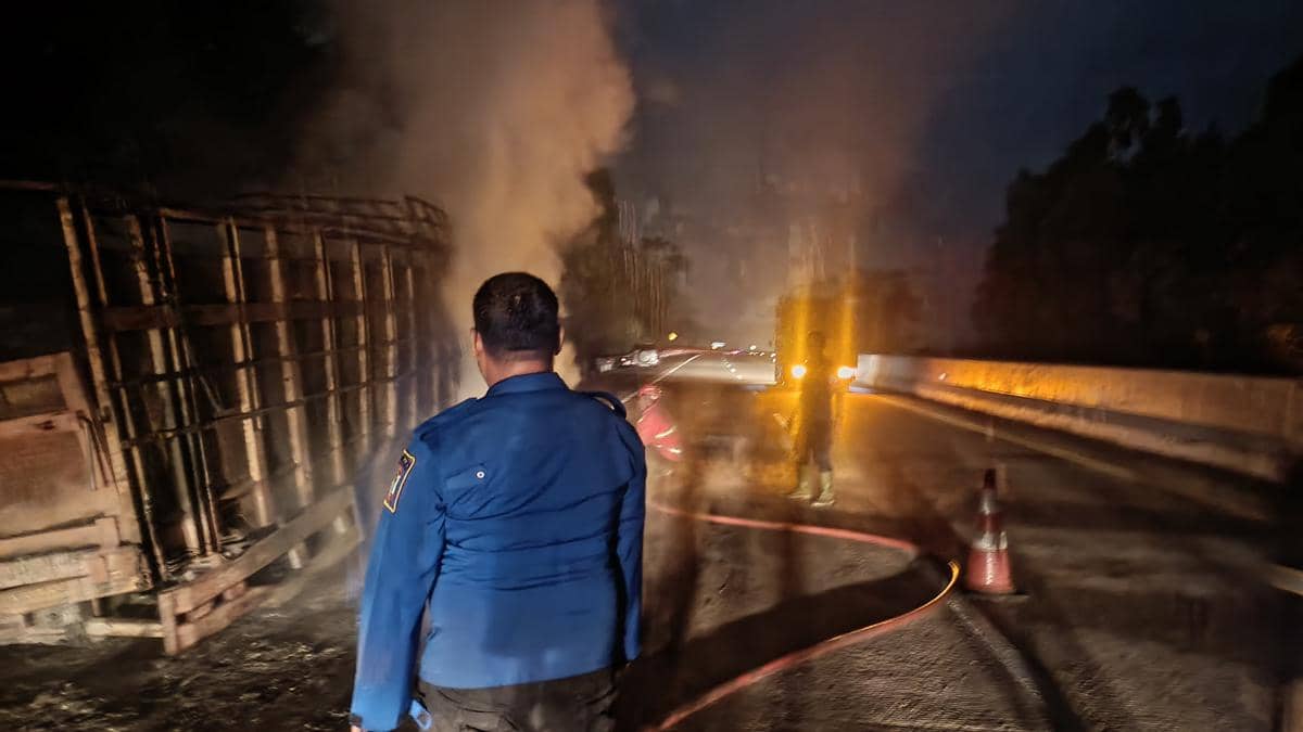 Truk yang terbakar di Tol Bakauheni