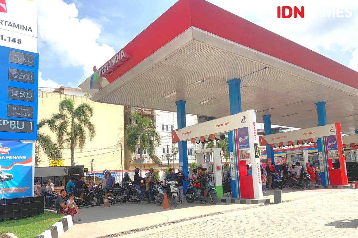 Suasana antrean di SPBU Jalan Karya Medan sudah kembali normal, Kamis (4/12/2025) (IDN Times/Doni Hermawan)