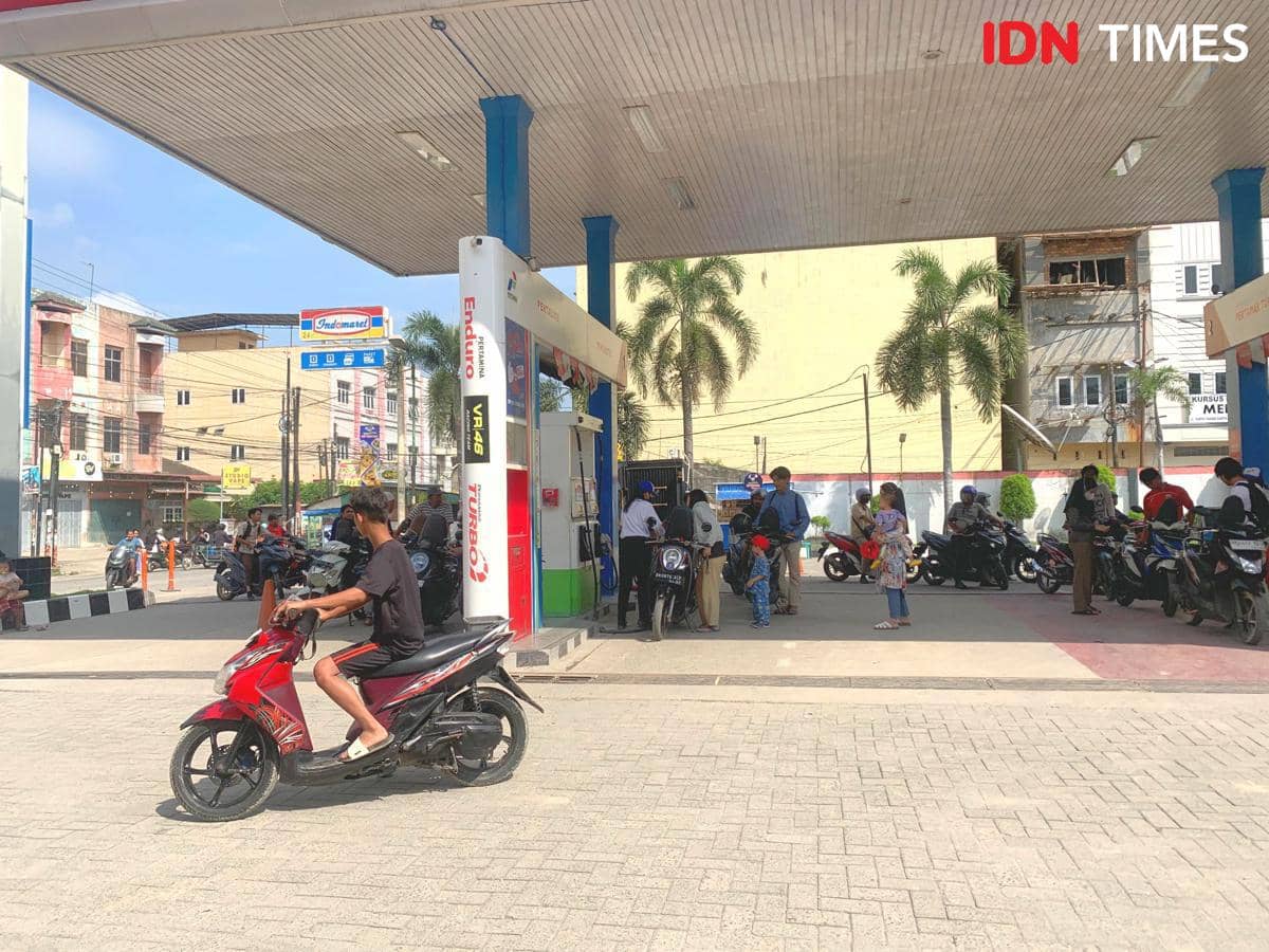 Suasana antrean di SPBU Jalan Karya Medan sudah kembali normal, Kamis (4/12/2025) (IDN Times/Doni Hermawan)