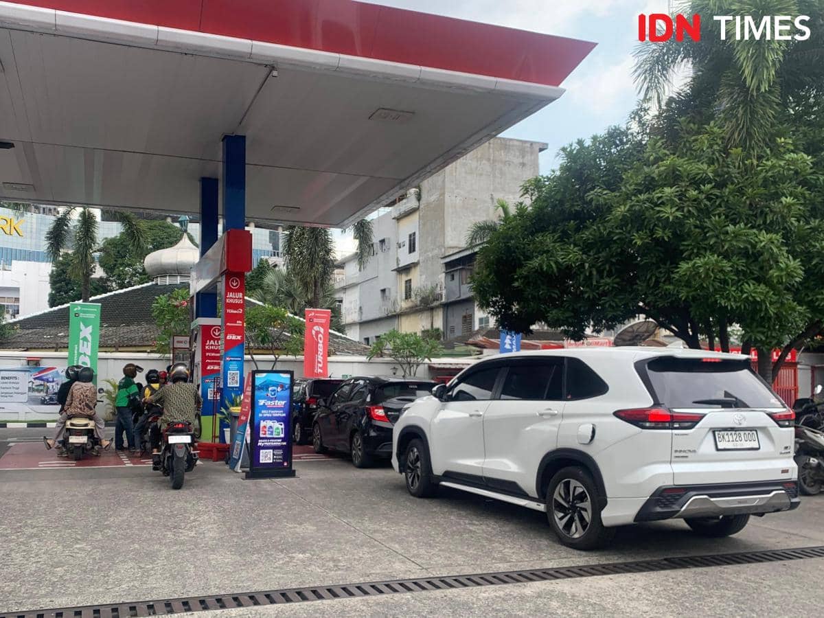 Antrean di SPBU Merak Jingga Medan berangsur normal, Kamis (4/12/2025) (IDN Times/Doni Hermawan)