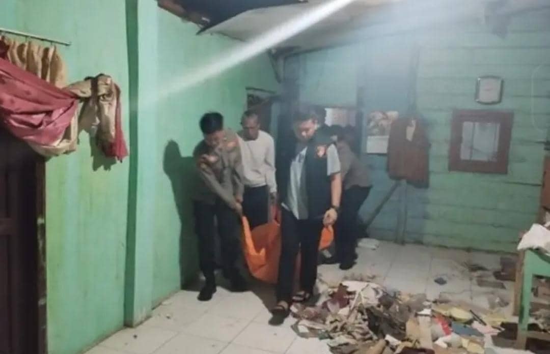 Warga kompleks Kodim OKI yang ditemukan tewas di lantai toilet saat dievakuasi.
