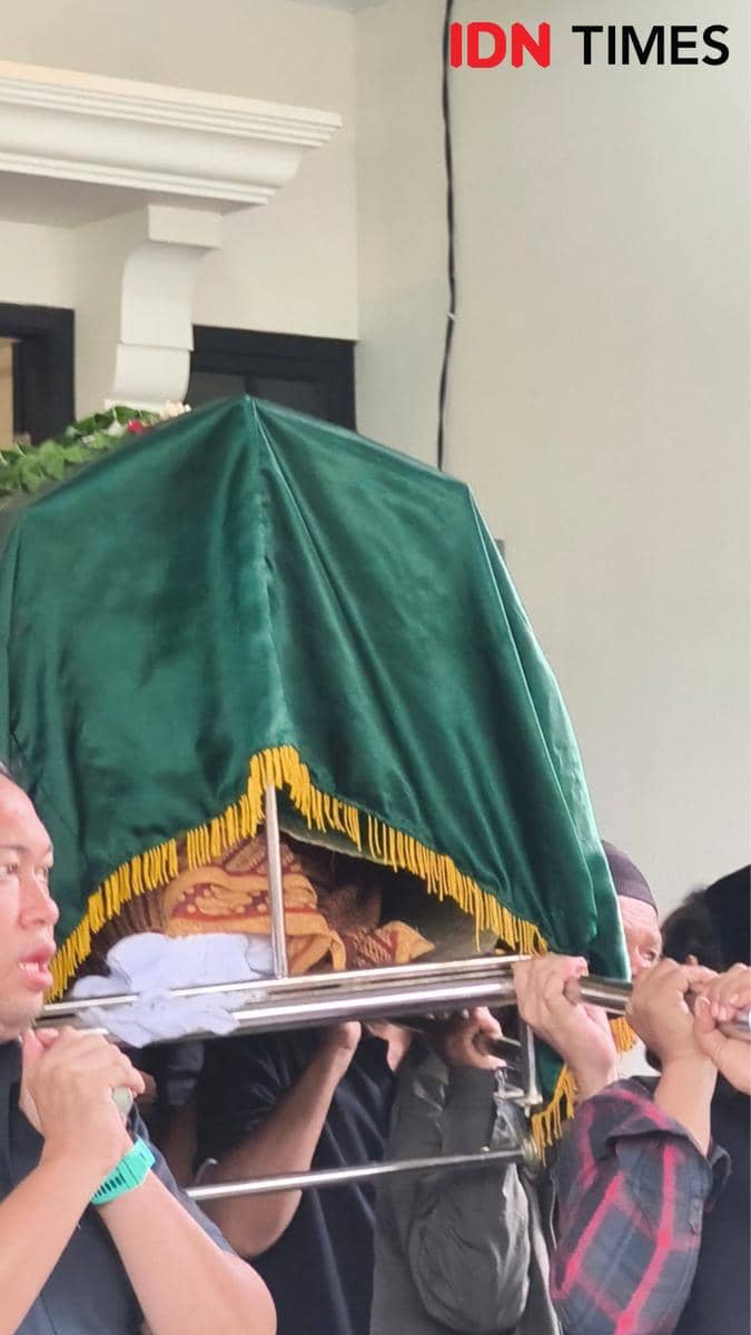 Jenazah Epy Kusnandar langsung diberangkatkan dengan ambulans menuju TPU Jeruk Purut