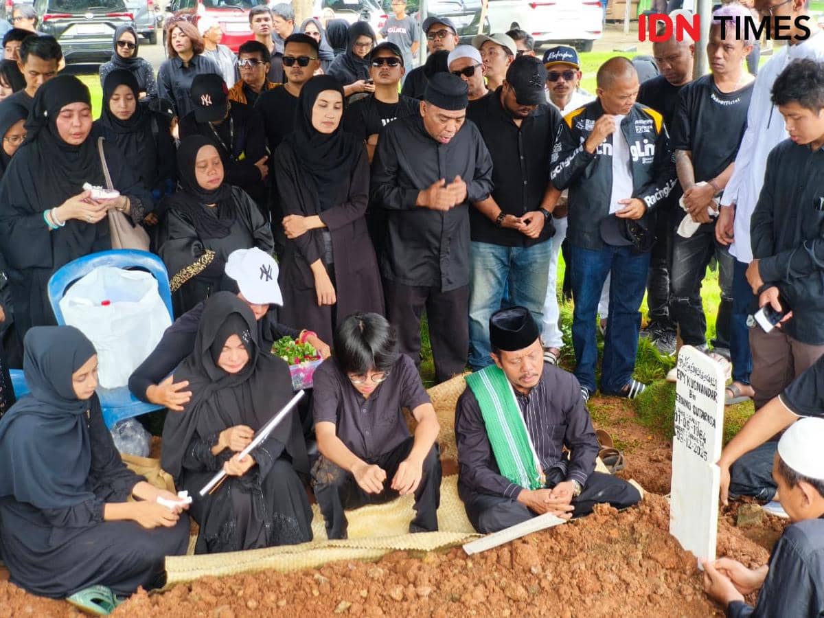 Suasana pemakaman Epy Kusnandar di TPU Jeruk Purut