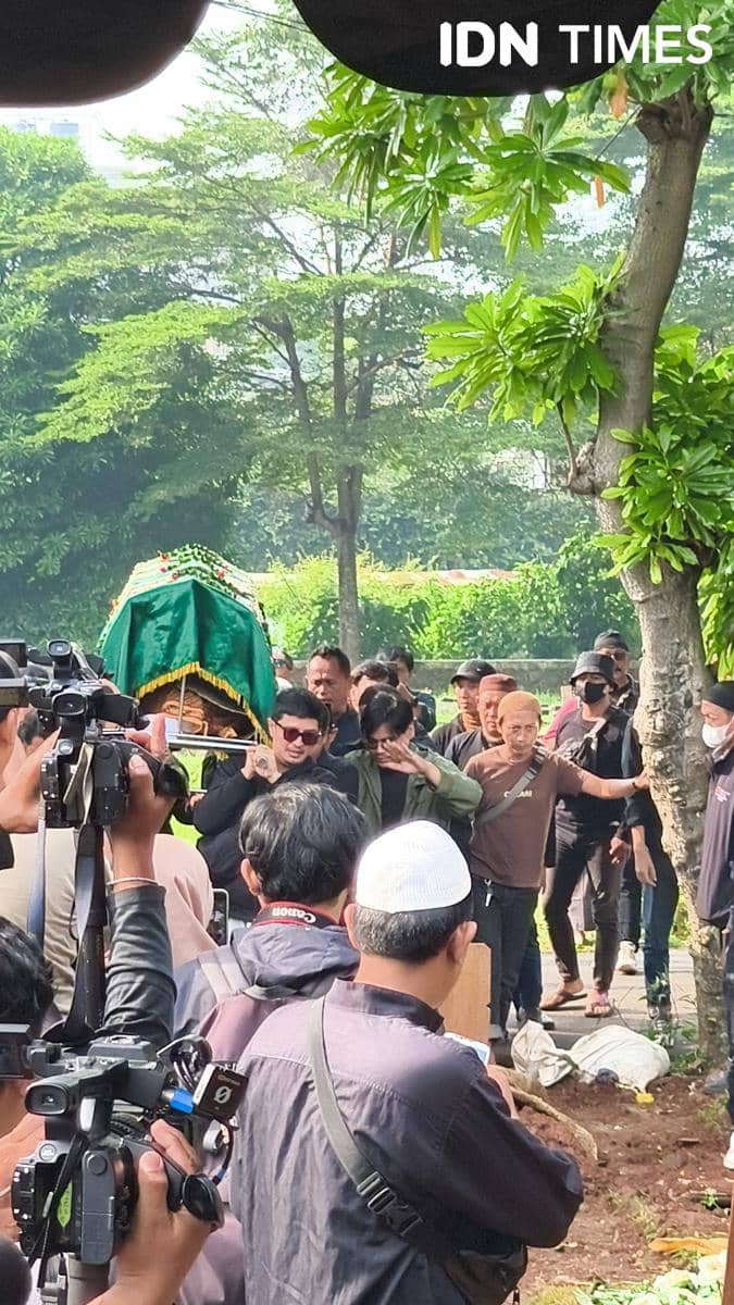 Momen pemakaman Epy Kusnandar di TPU Jeruk Purut, Kamis (4/12/2025)