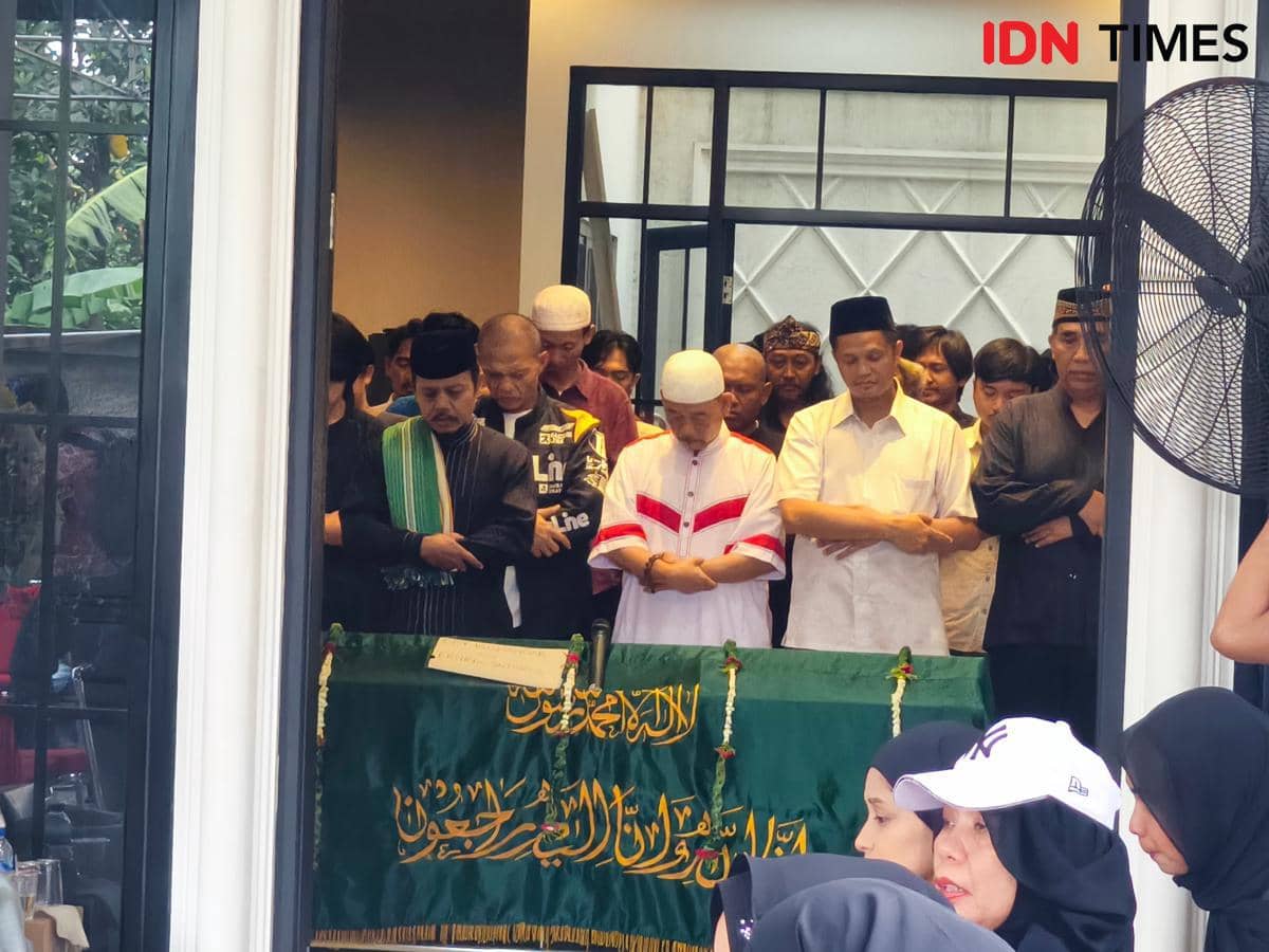 Sebelum dimakamkan, jenazah Epy Kusnandar disalatkan terlebih dahulu di rumah duka, Kamis (4/12/2025)