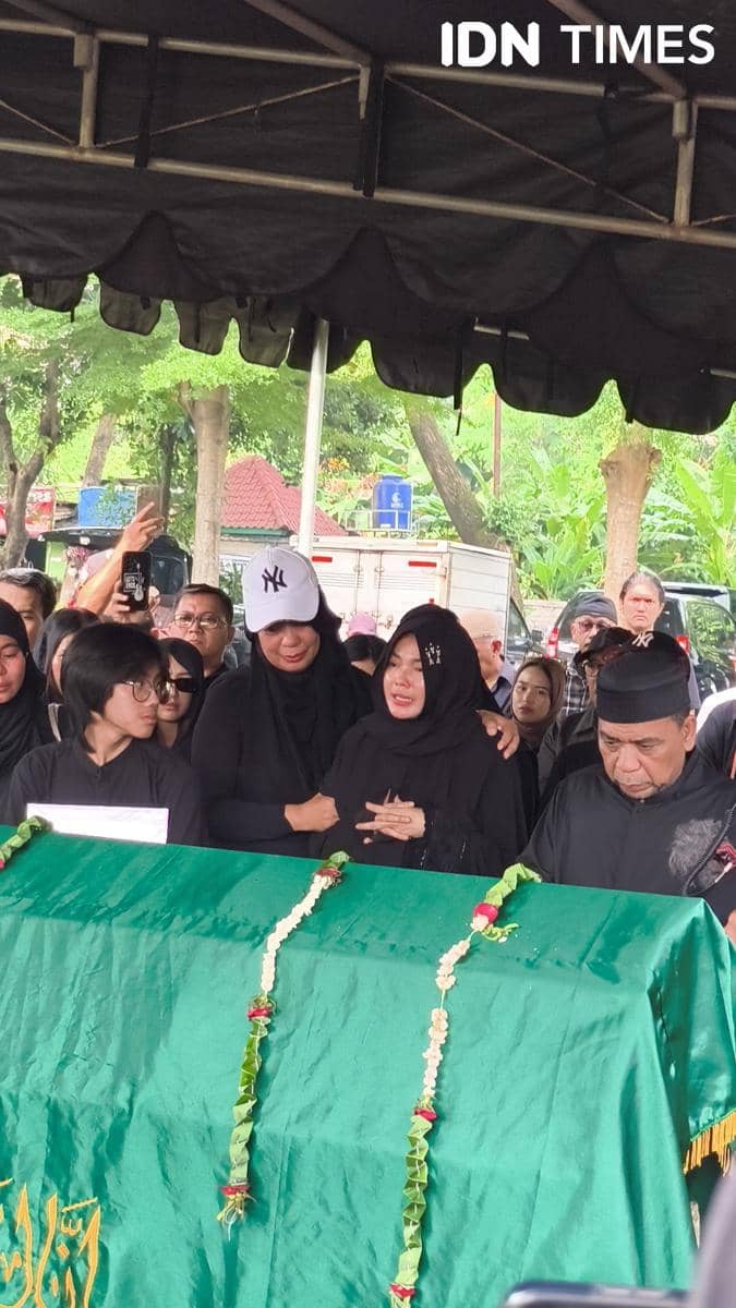 Momen pemakaman Epy Kusnandar di TPU Jeruk Purut, Kamis (4/12/2025)