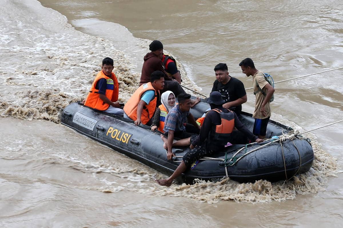 Warga berada di atas jembatan yang putus akibat bencana banjir dan luapan Sungai Peusangan di Peusangan Selatan, Bireuen, Aceh, Rabu (3/12/2025) (ANTARA FOTO/Irwansyah Putra)