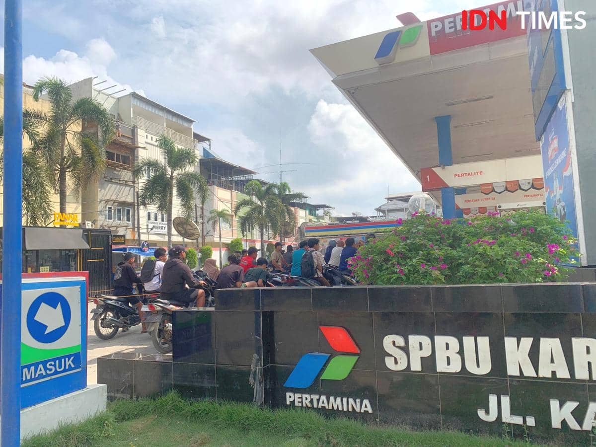 Suasana antrean di SPBU Jalan Karya Medan sudah kembali normal, Kamis (4/12/2025) (IDN Times/Doni Hermawan)