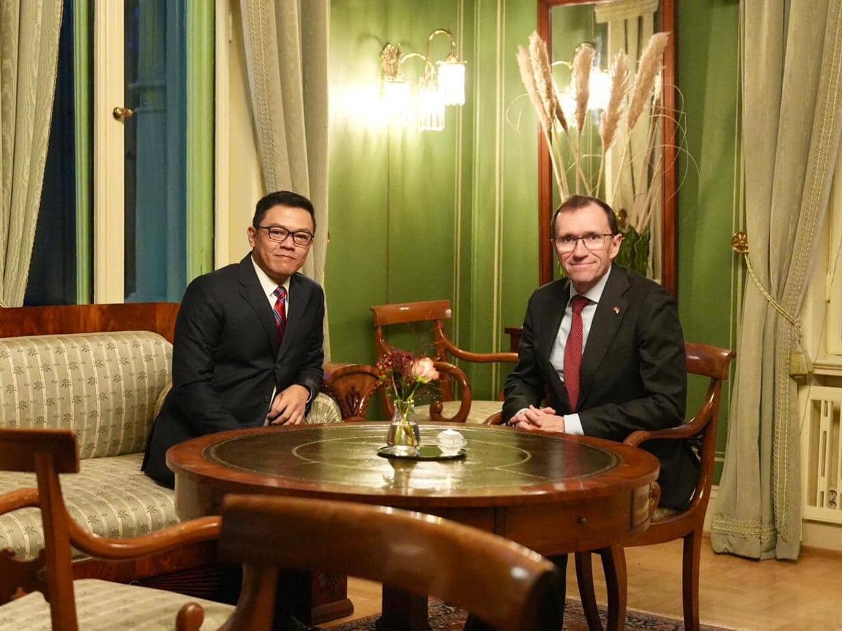 Perdana ke Norwegia, Menlu Sugiono Bahas MBG hingga Danantara