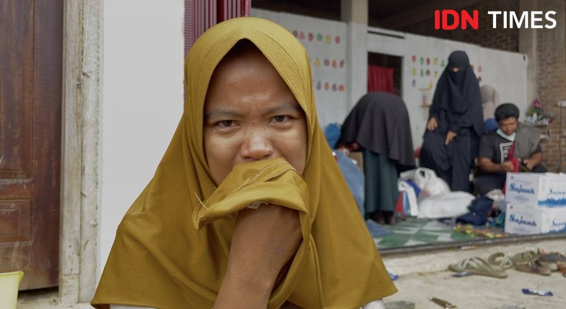 Rilla Sitati, korban banjir di Palembayan, Kabupaten Agam saat menceritakan momen dirinya sempat diseret galodo, Kamis (27/11/2025) lalu. (IDN Times/Halbert Caniago)