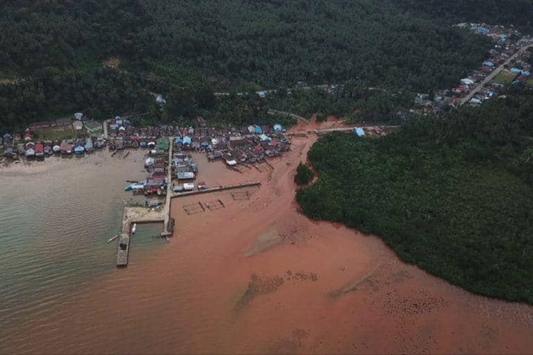 Pencemaran laut merah akibat limbah industri nikel di Morowali