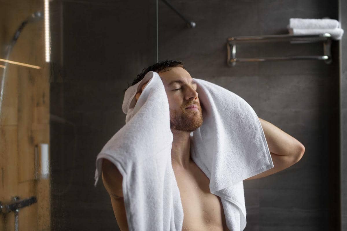 Ilustrasi pria mandi air hangat
