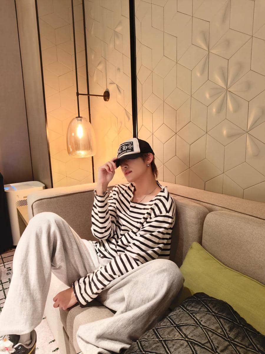 Outfit liburan ala YangYang WayV