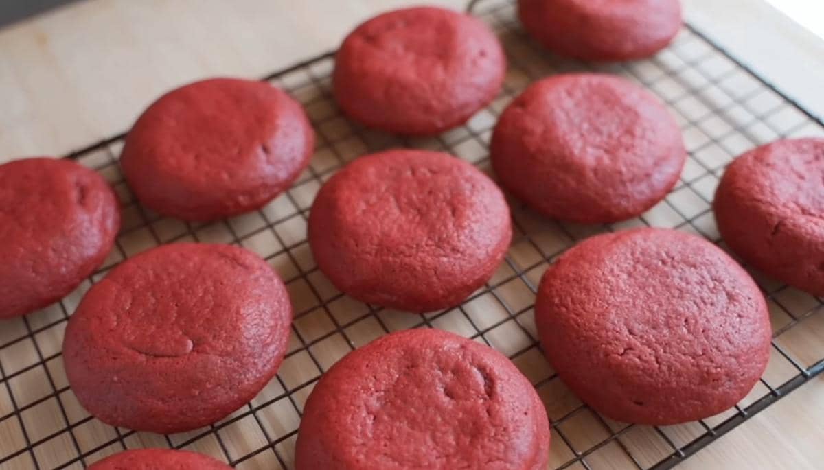 ilustrasi cookies red velvet isi cream cheese