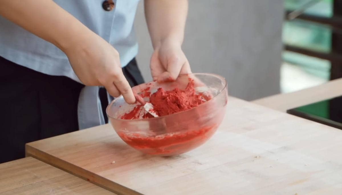 ilustrasi membuat adonan cookies red velvet