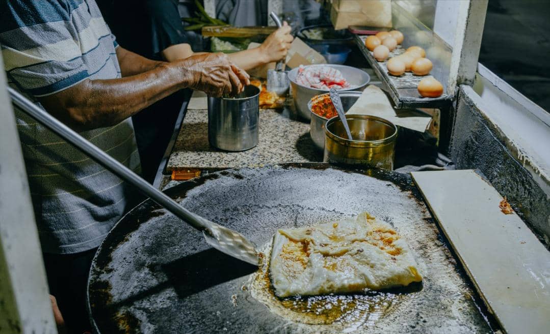 Potret menggoreng martabak telur  