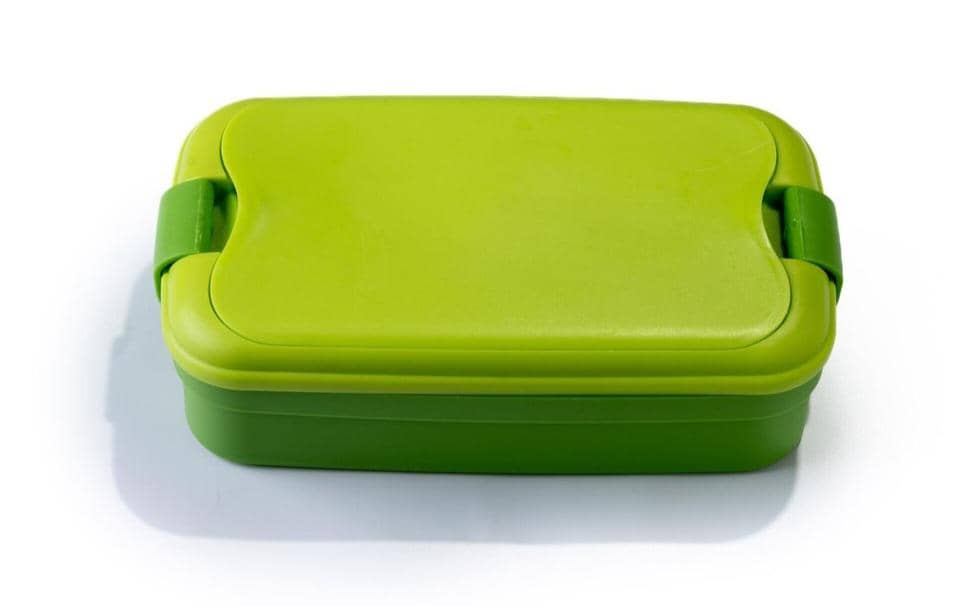 Wadah kedap udara berwarna hijau dengan penutup rapat, digunakan untuk menyimpan makanan agar tetap segar lebih lama.