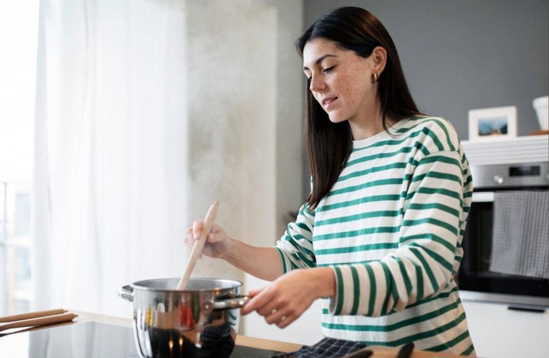 ilustrasi mengaduk (freepik.com/freepik)