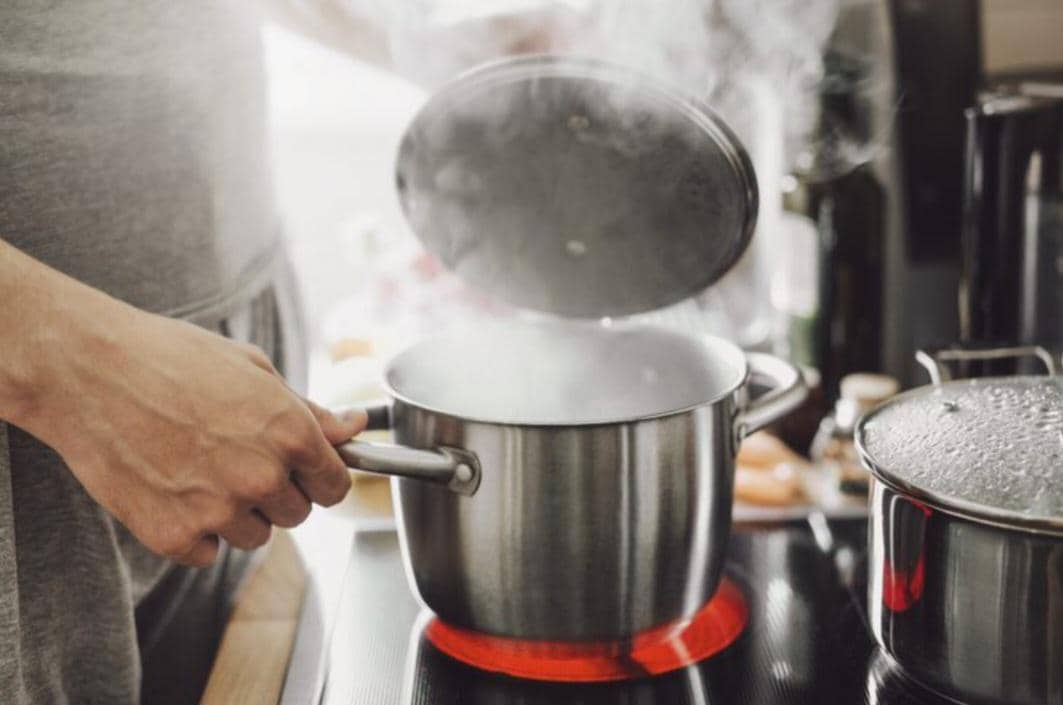 ilustrasi air kaldu mendidih (freepik.com/valeria_aksakova)