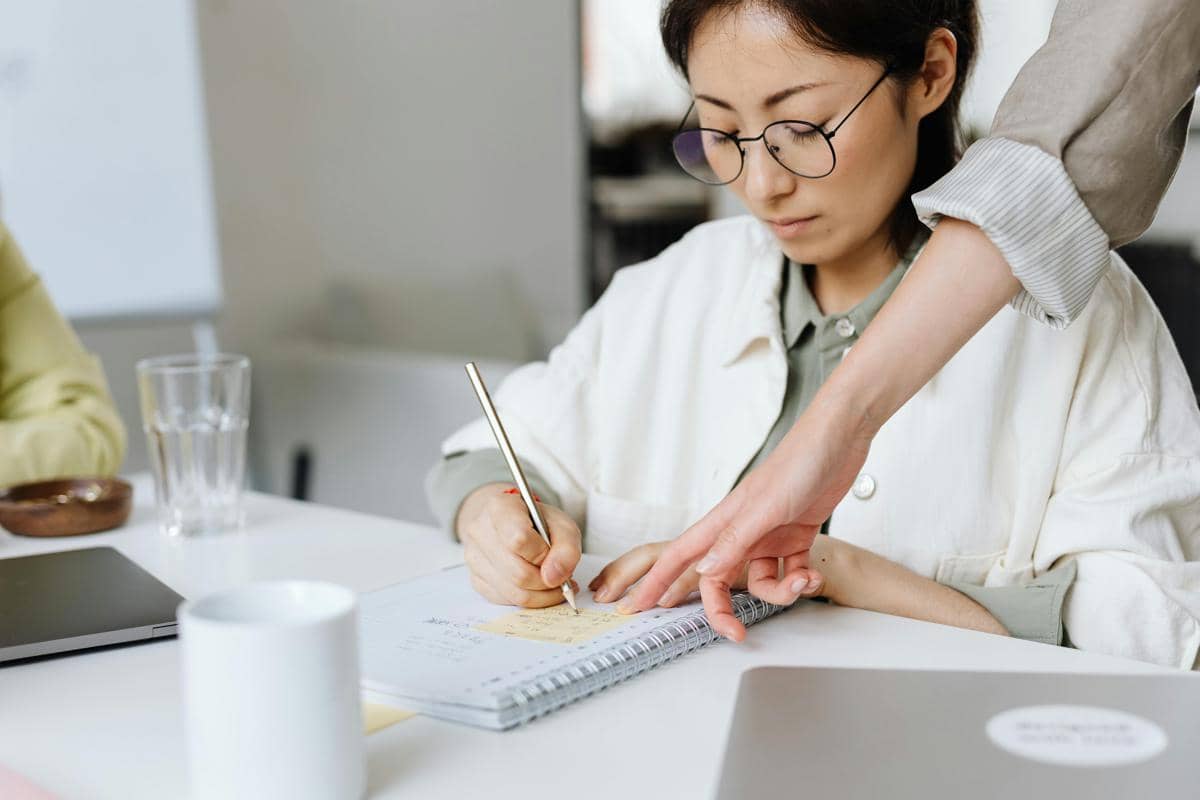 ilustrasi menganalisis jobdesk