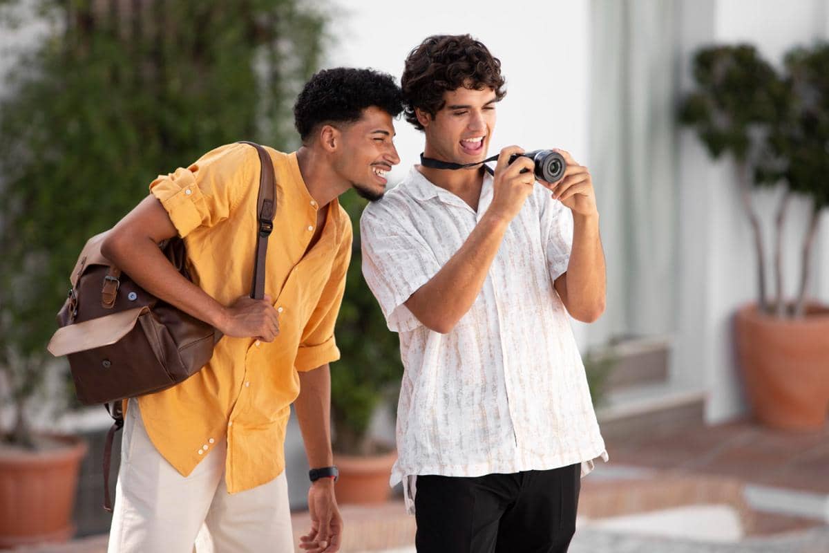 ilustrasi liburan bersama teman