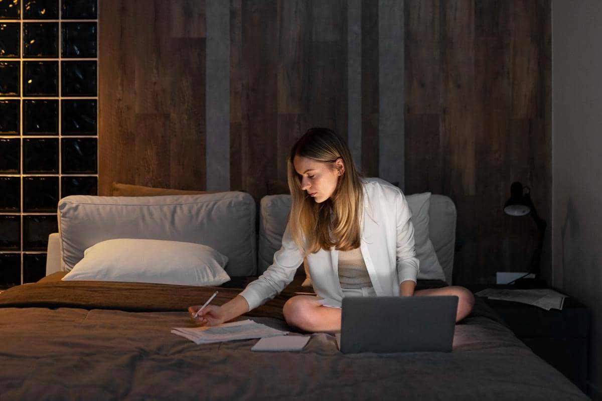 ilustrasi perempuan menyelesaikan pekerjaan