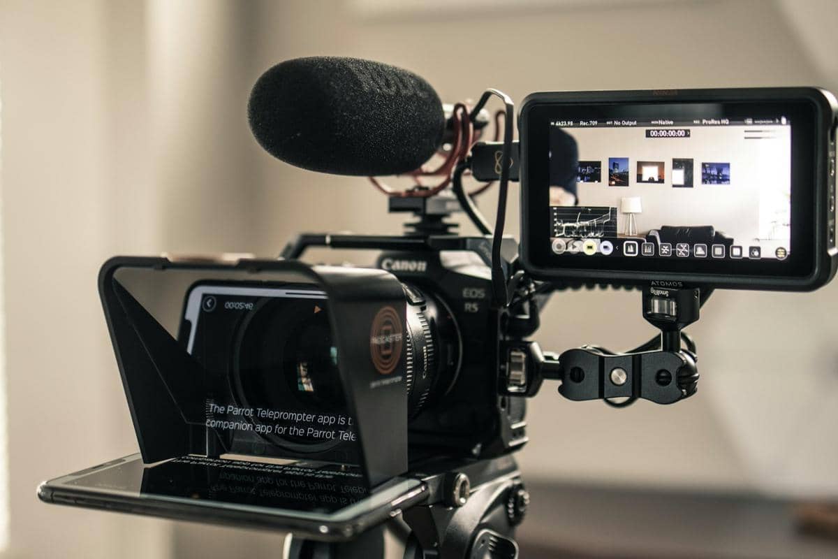 ilustrasi operator teleprompter