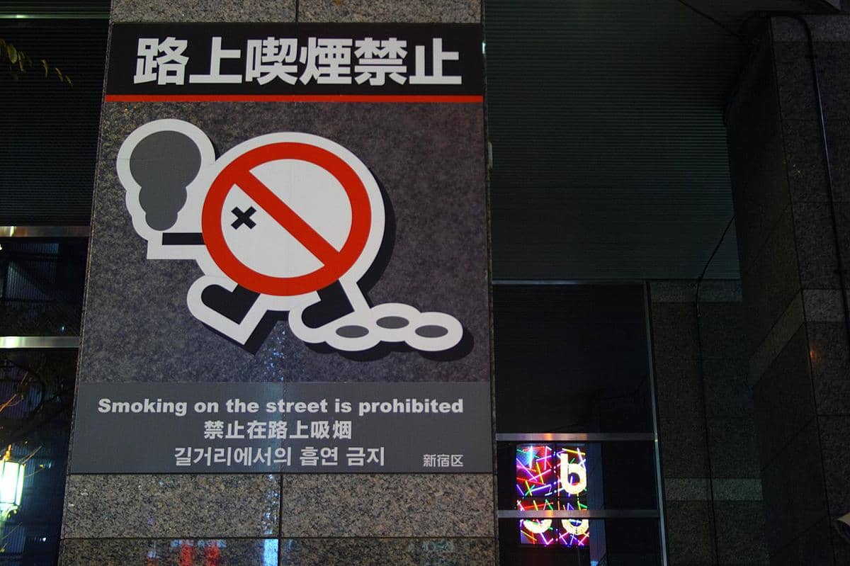ilustrasi tanda dilarang merokok sembarangan di Jepang