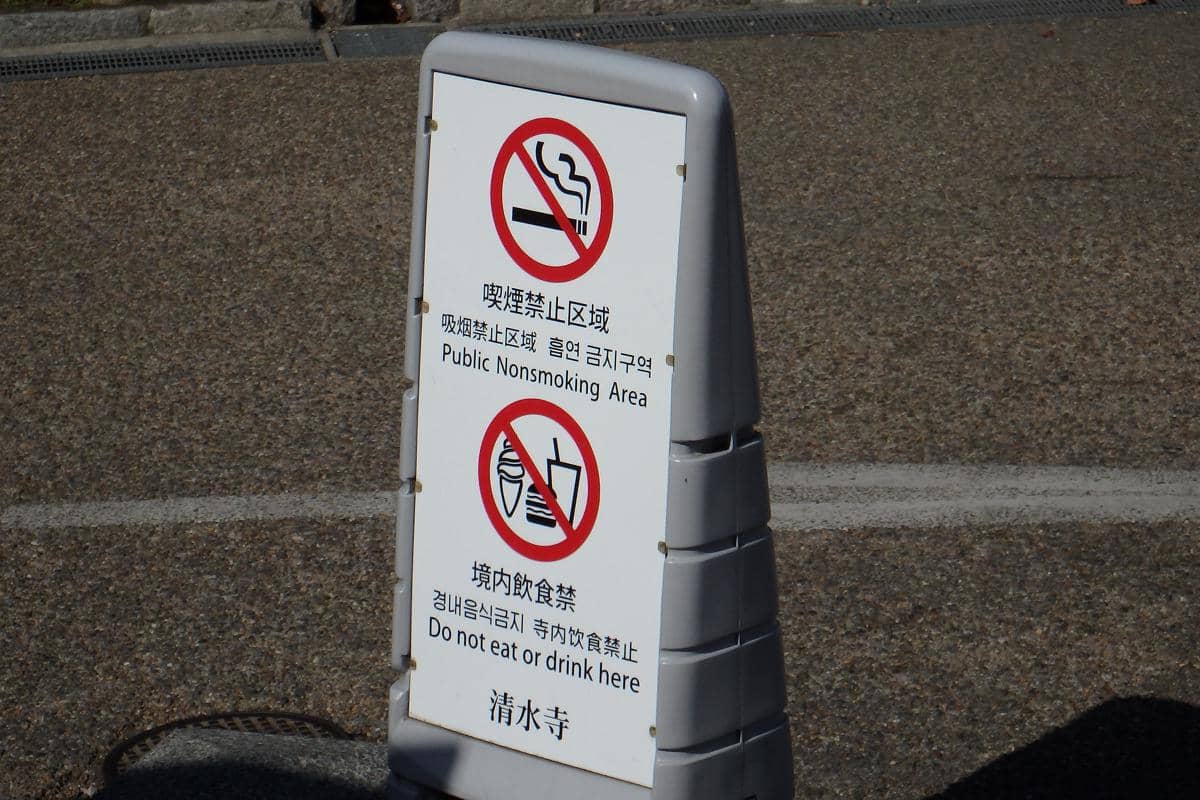 ilustrasi tanda dilarang merokok sembarangan di Jepang