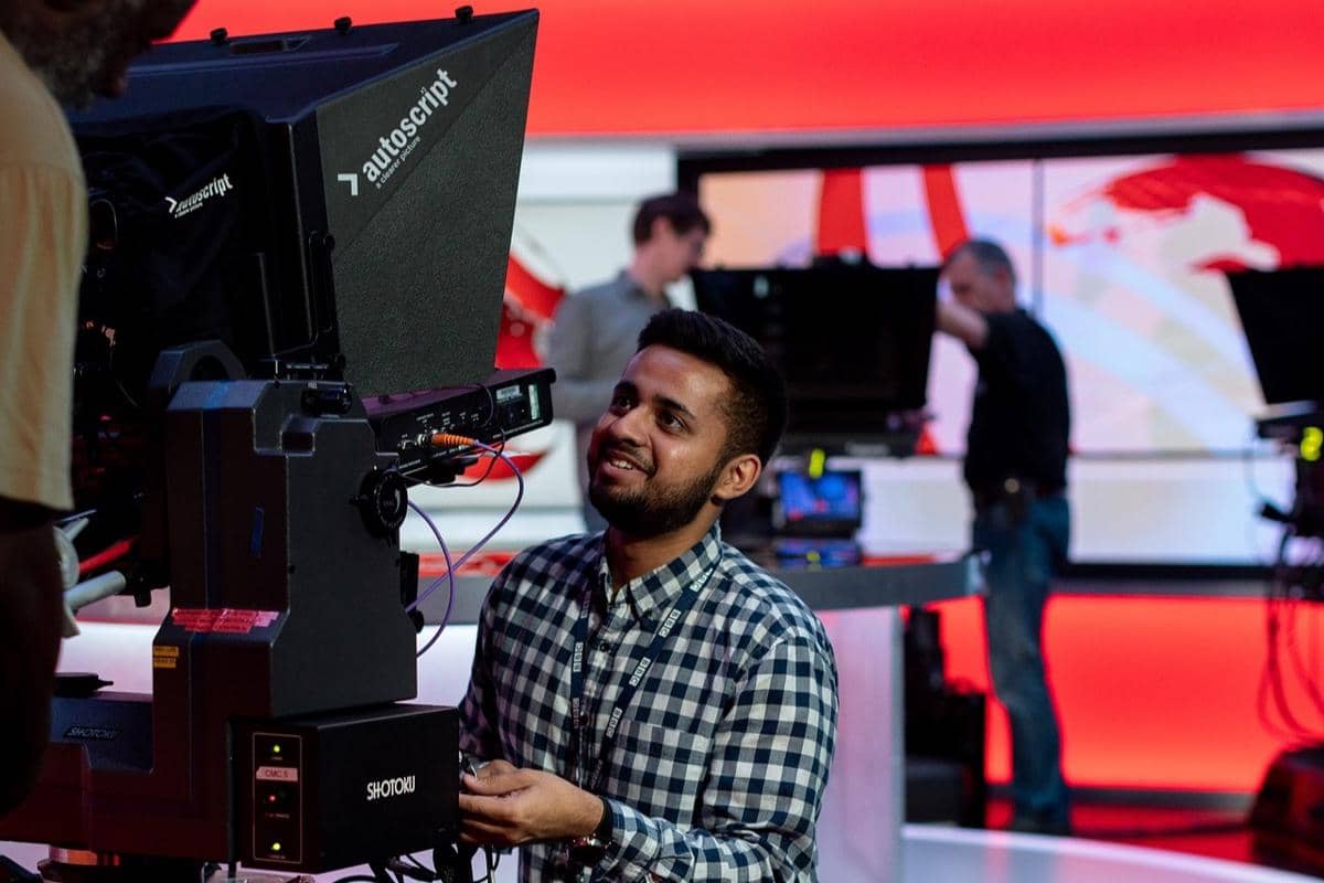 ilustrasi operator teleprompter