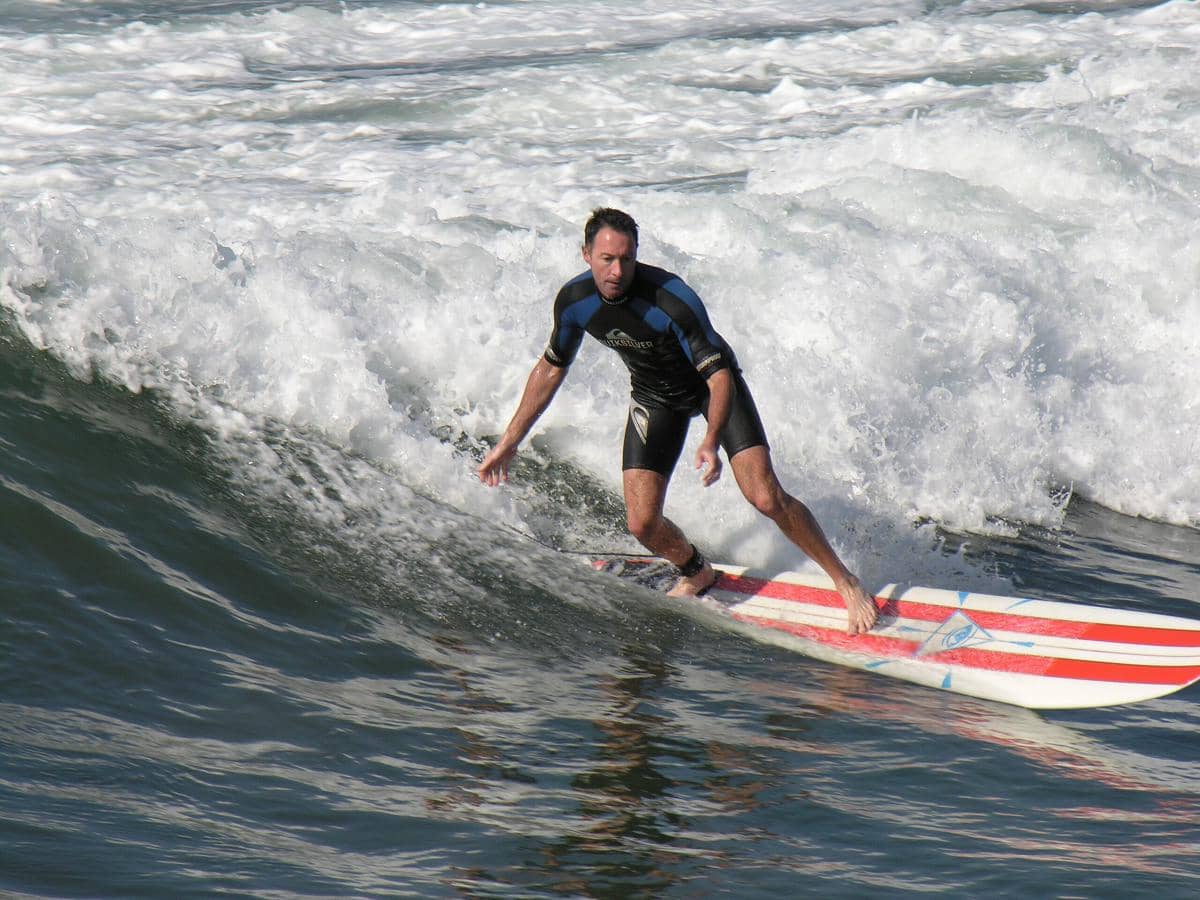 surfing di Pantai Durban, Afrika Selatan