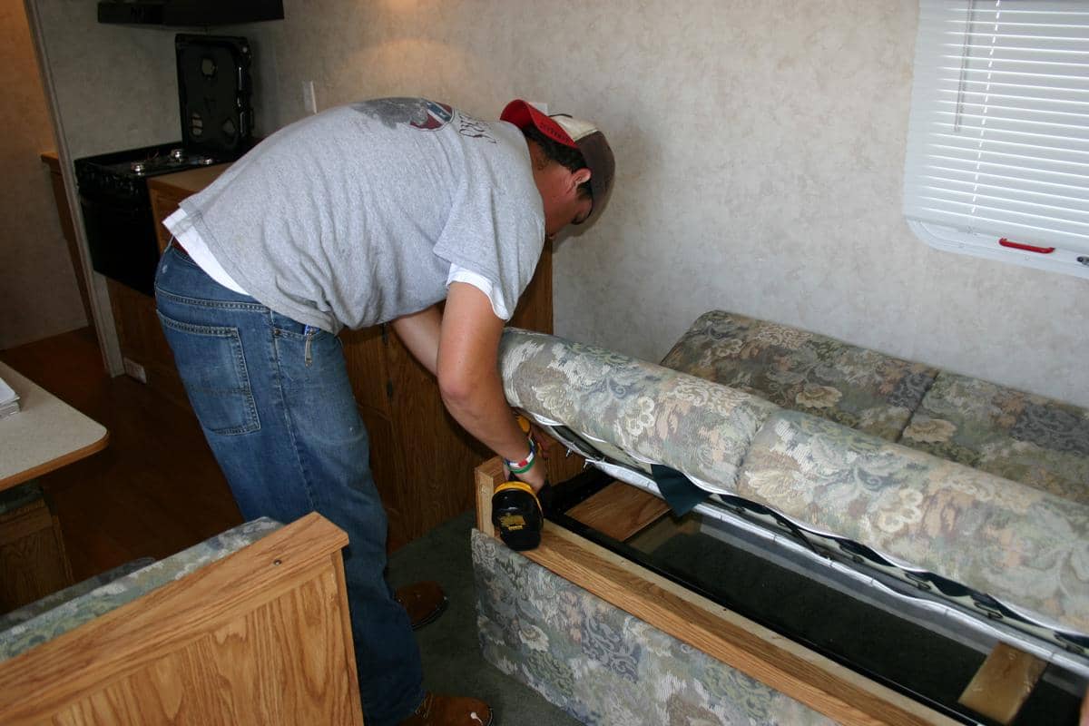 mengencangkan rangka sofa