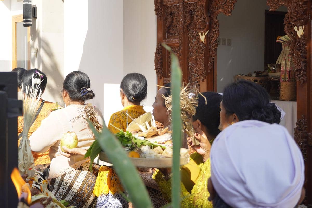 Aktivitas Ibu-Ibu Bali dalam Upacara Adat (Dok.Pribadi/Frisca)