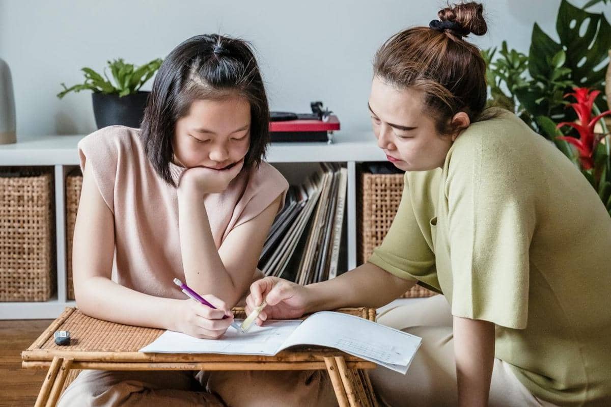 ilustrasi tutor yang akrab dengan siswa