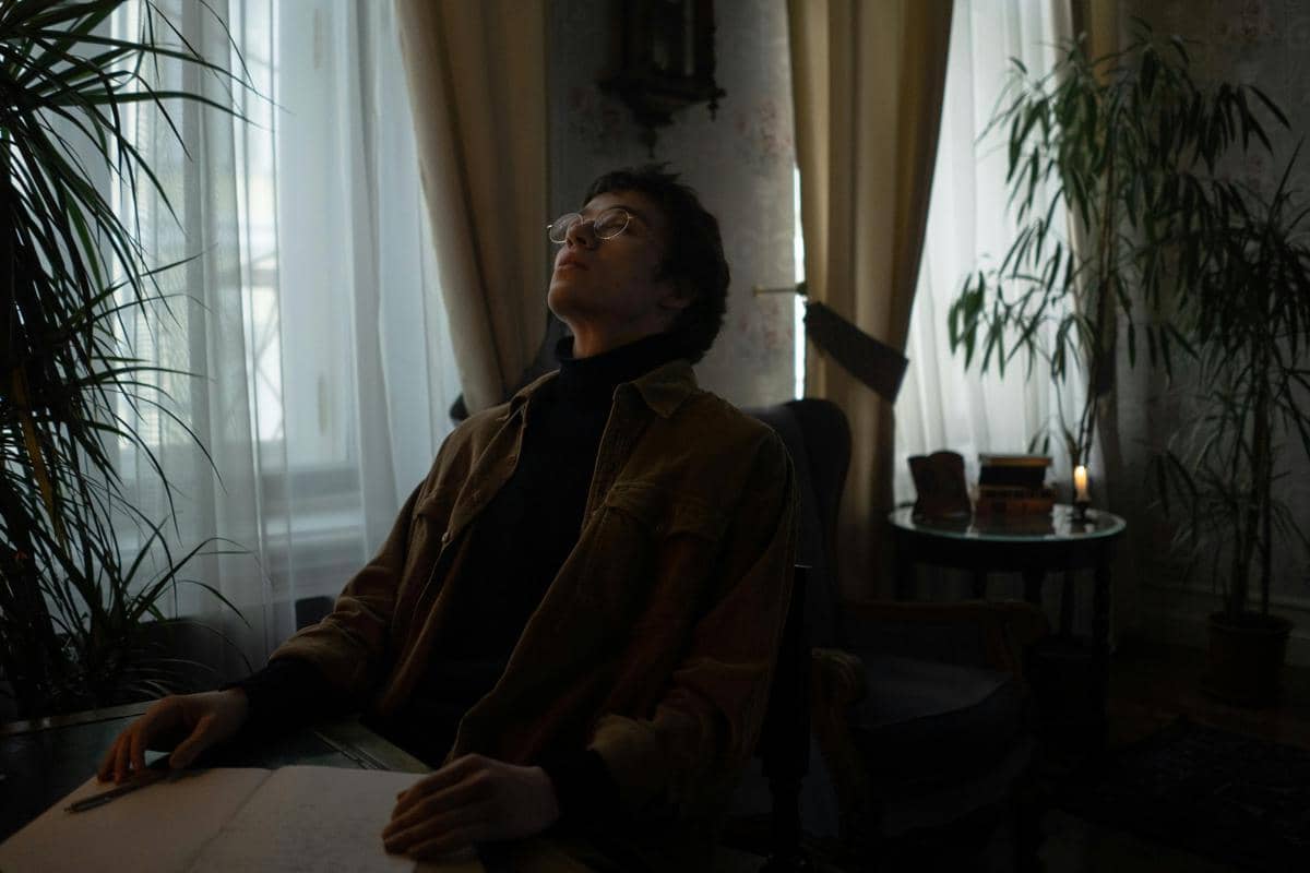 Seorang pria duduk sendiri di ruangan yang tenang