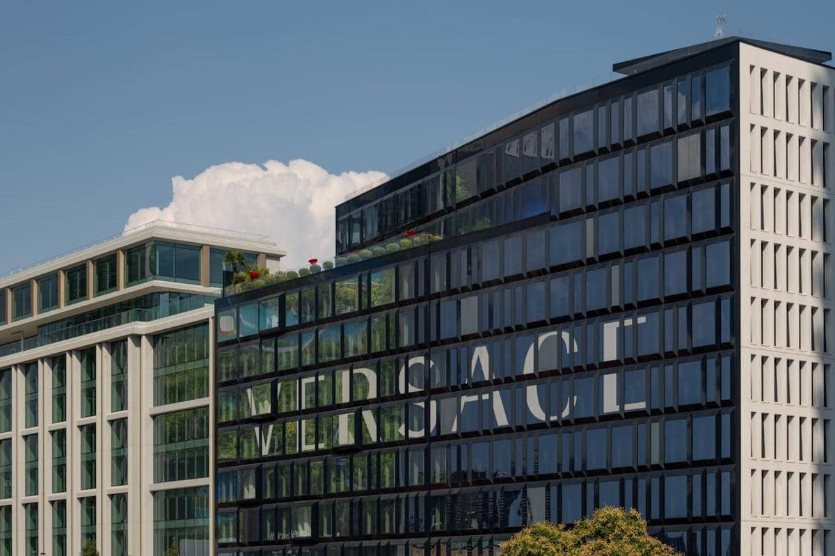 Prada Sukses Akuisisi Versace Senilai Rp22 Triliun