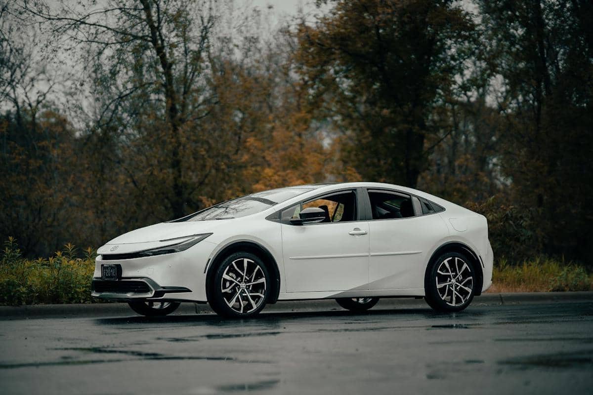 ilustrasi mobil hybrid