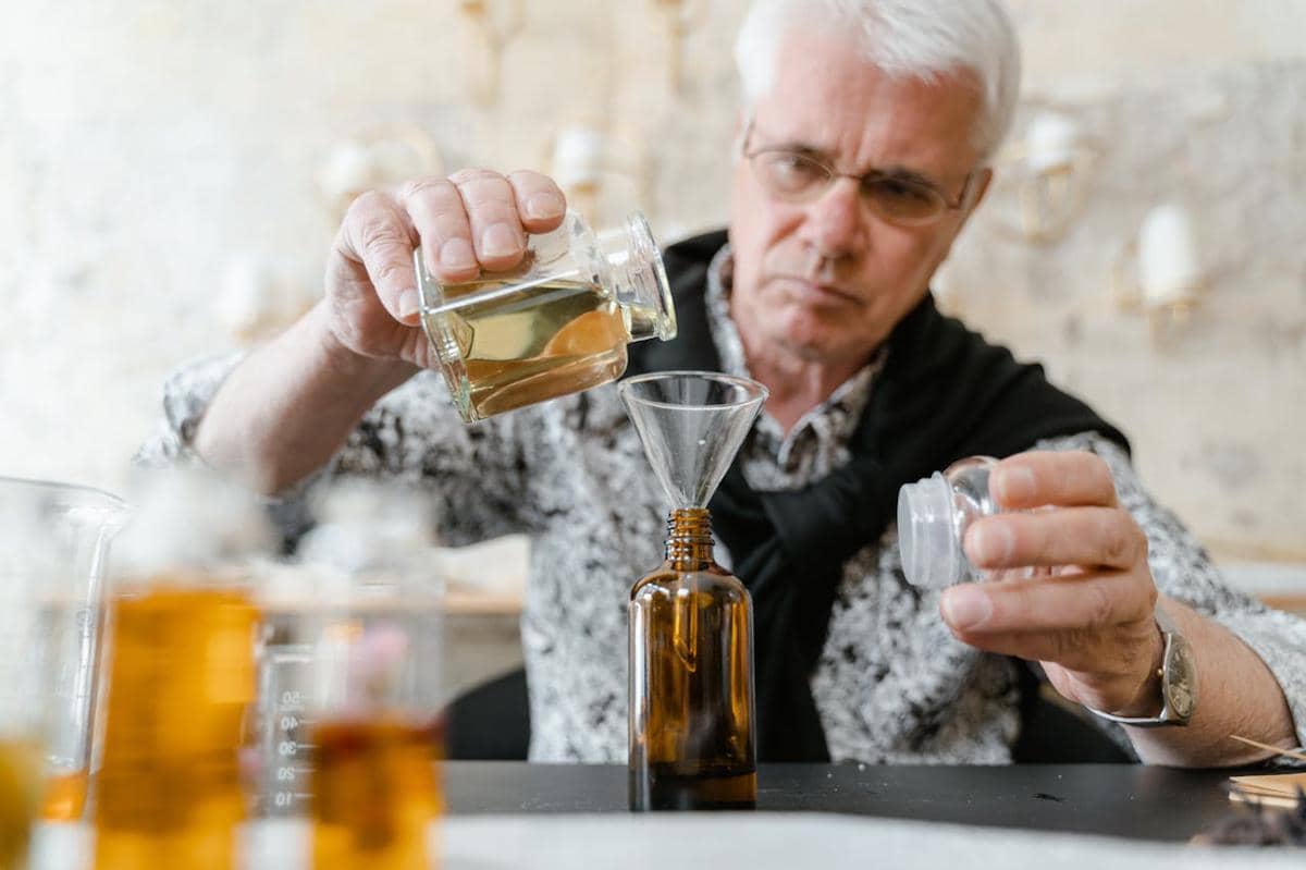 ilustrasi meracik parfum