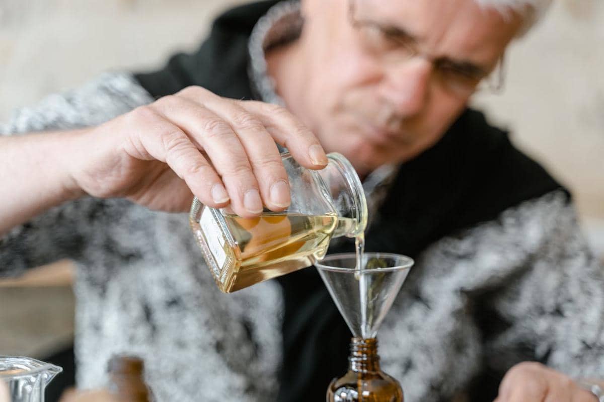 ilustrasi meracik parfum