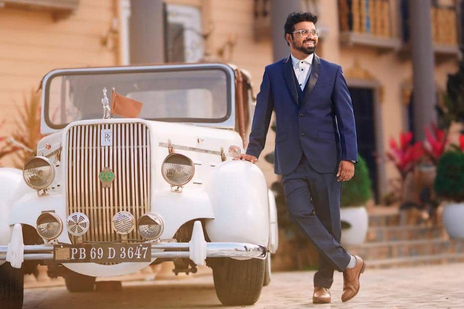 ilustrasi perpaduan setelan jas biru dengan sepatu cokelat 