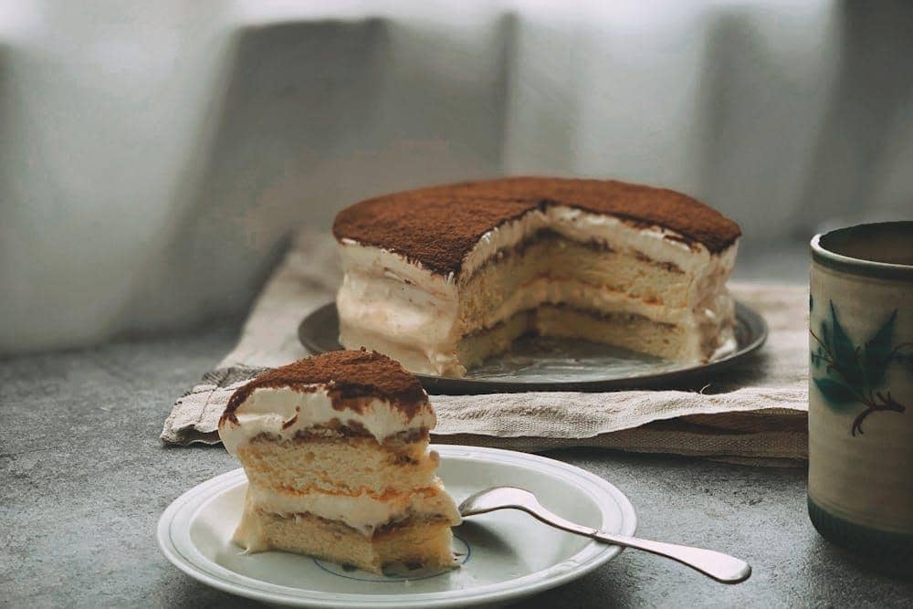 ilustrasi kue tiramisu tanpa ladyfinger