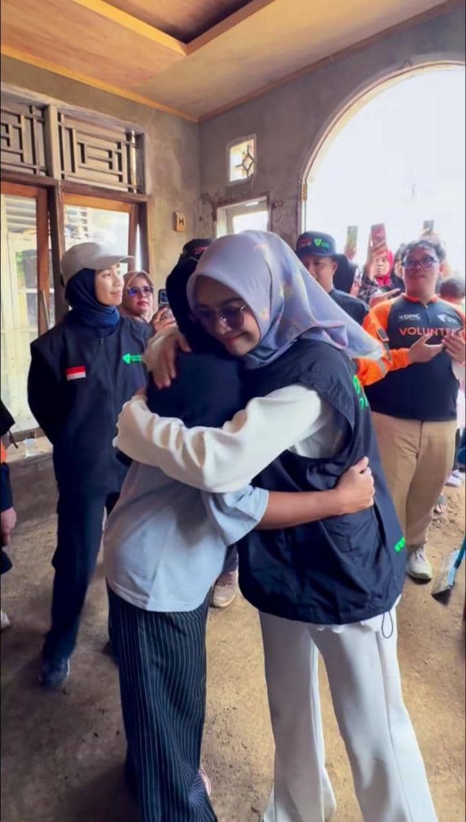 Ria Ricis menghibur anak-anak pengungsian di Sumbar.