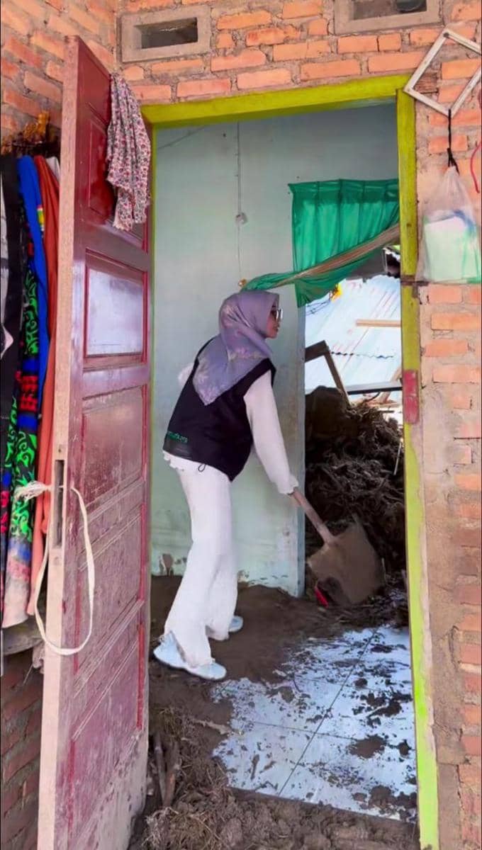 Ria Ricis menghibur anak-anak pengungsian di Sumbar.