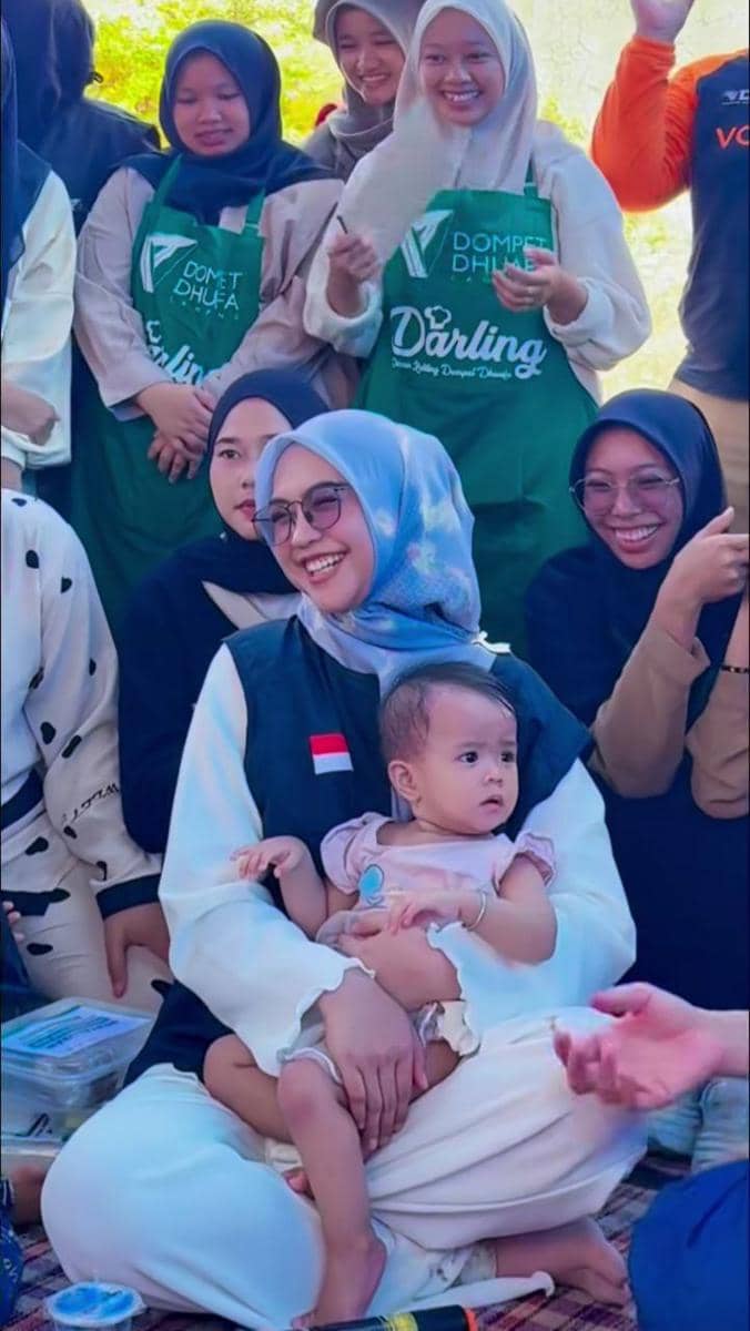 Ria Ricis menghibur anak-anak pengungsian di Sumbar.