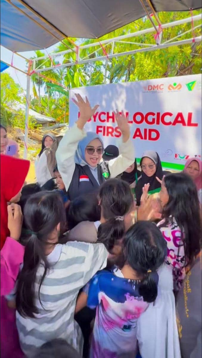 Ria Ricis menghibur anak-anak pengungsian di Sumbar.