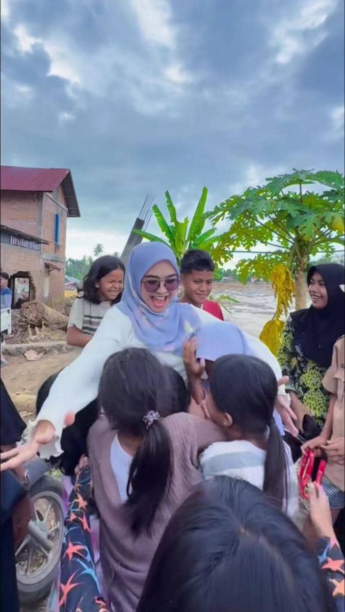 Ria Ricis menghibur anak-anak pengungsian di Sumbar.